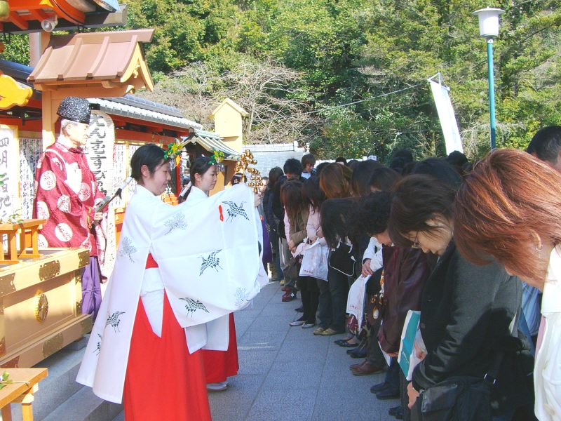 地主神社巫女「神鈴の儀」