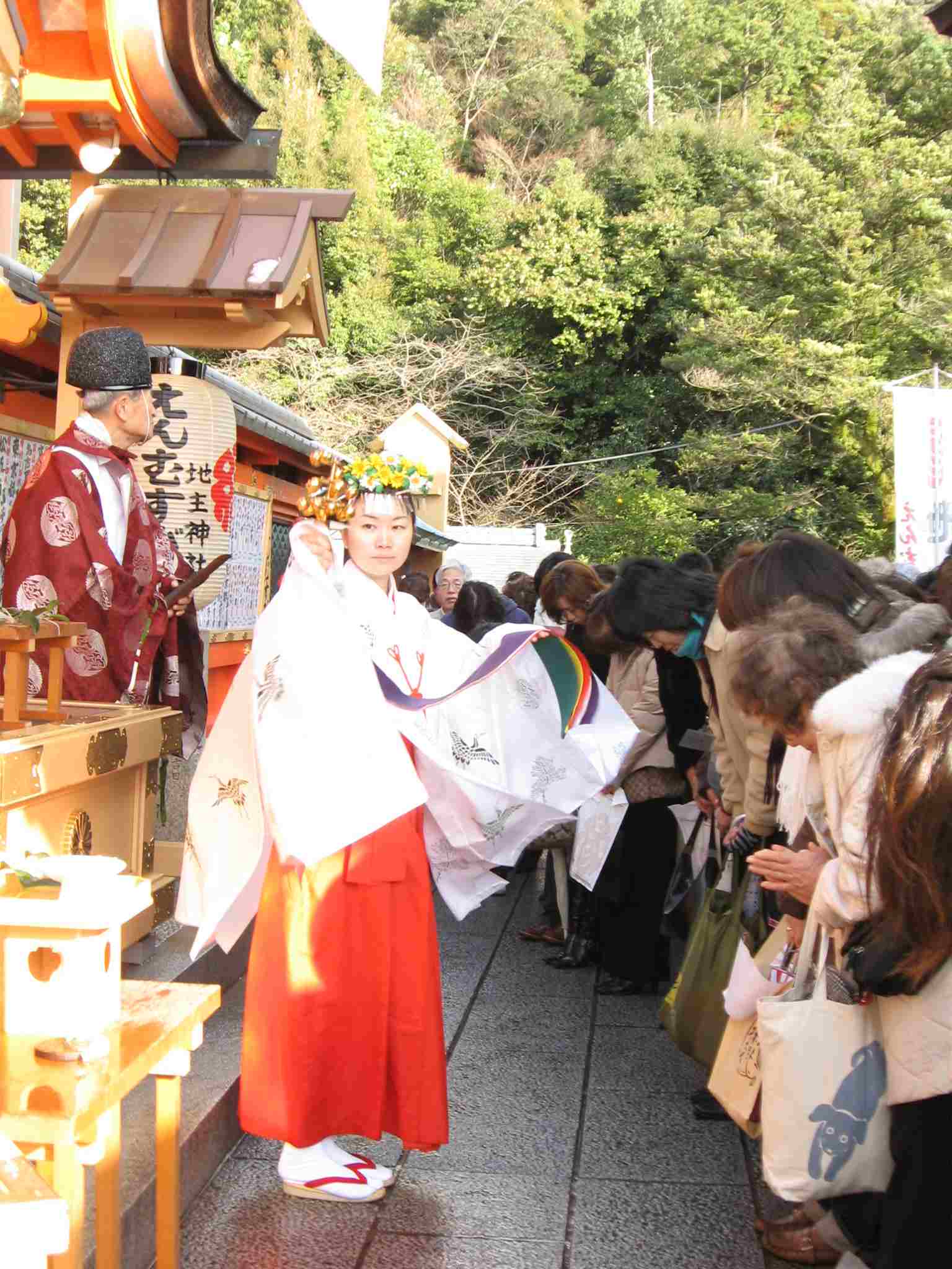 縁結び地主祭り　巫女　神鈴