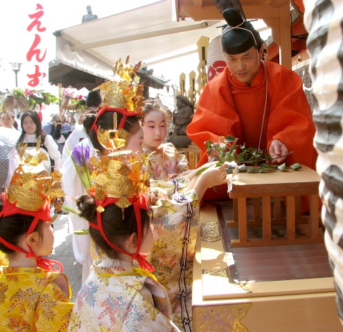 地主祭り　稚児　拝礼