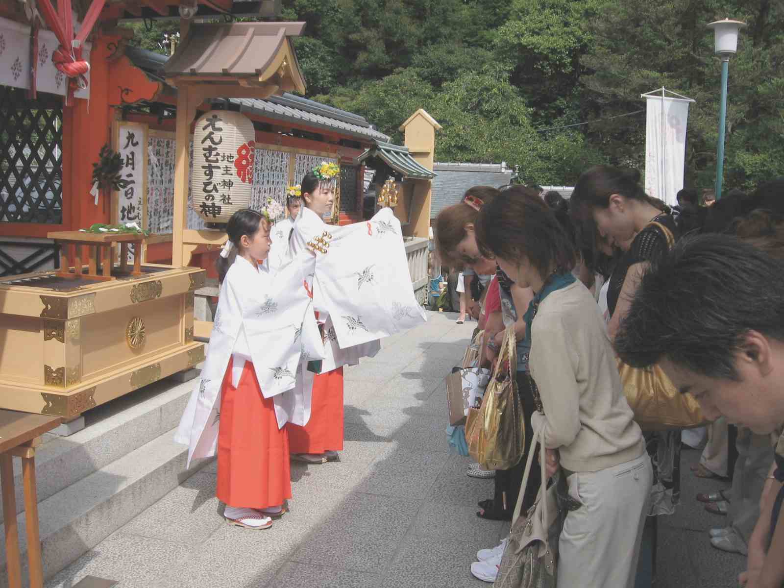 縁結び地主祭り 巫女　神鈴の儀