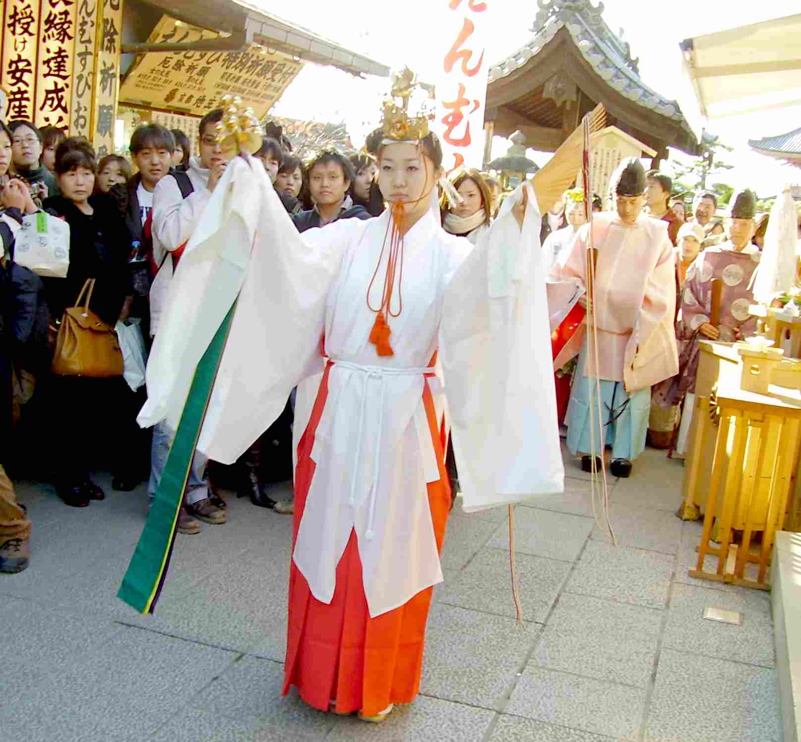 地主神社 もみじ祭り 神楽「扇の舞」