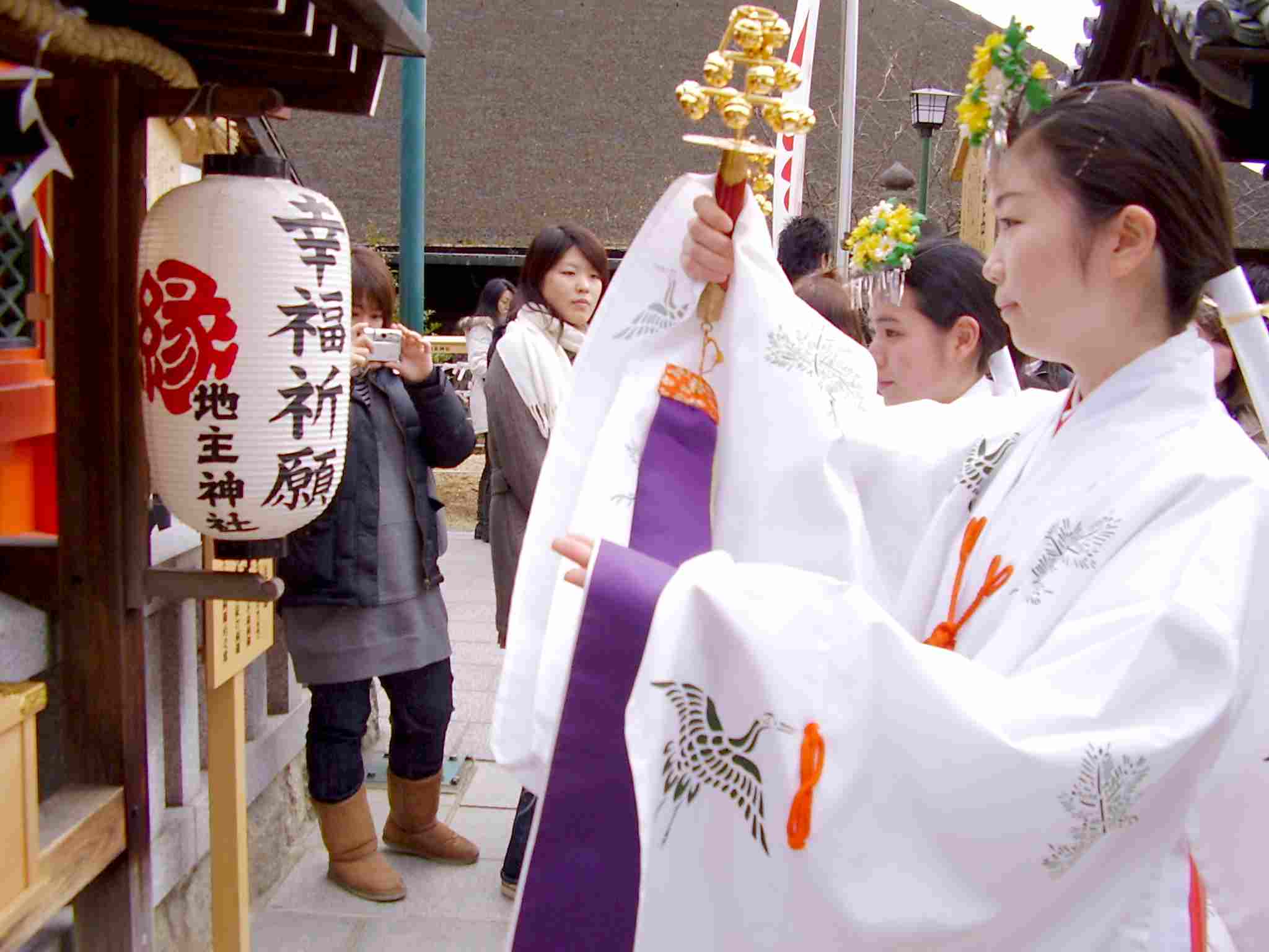 縁結び地主祭り　巫女四方祓い