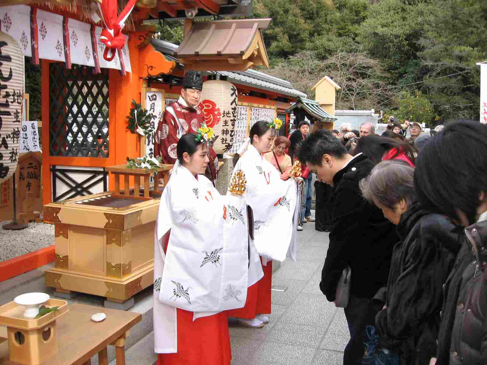 縁結び地主祭り 巫女 神鈴の儀