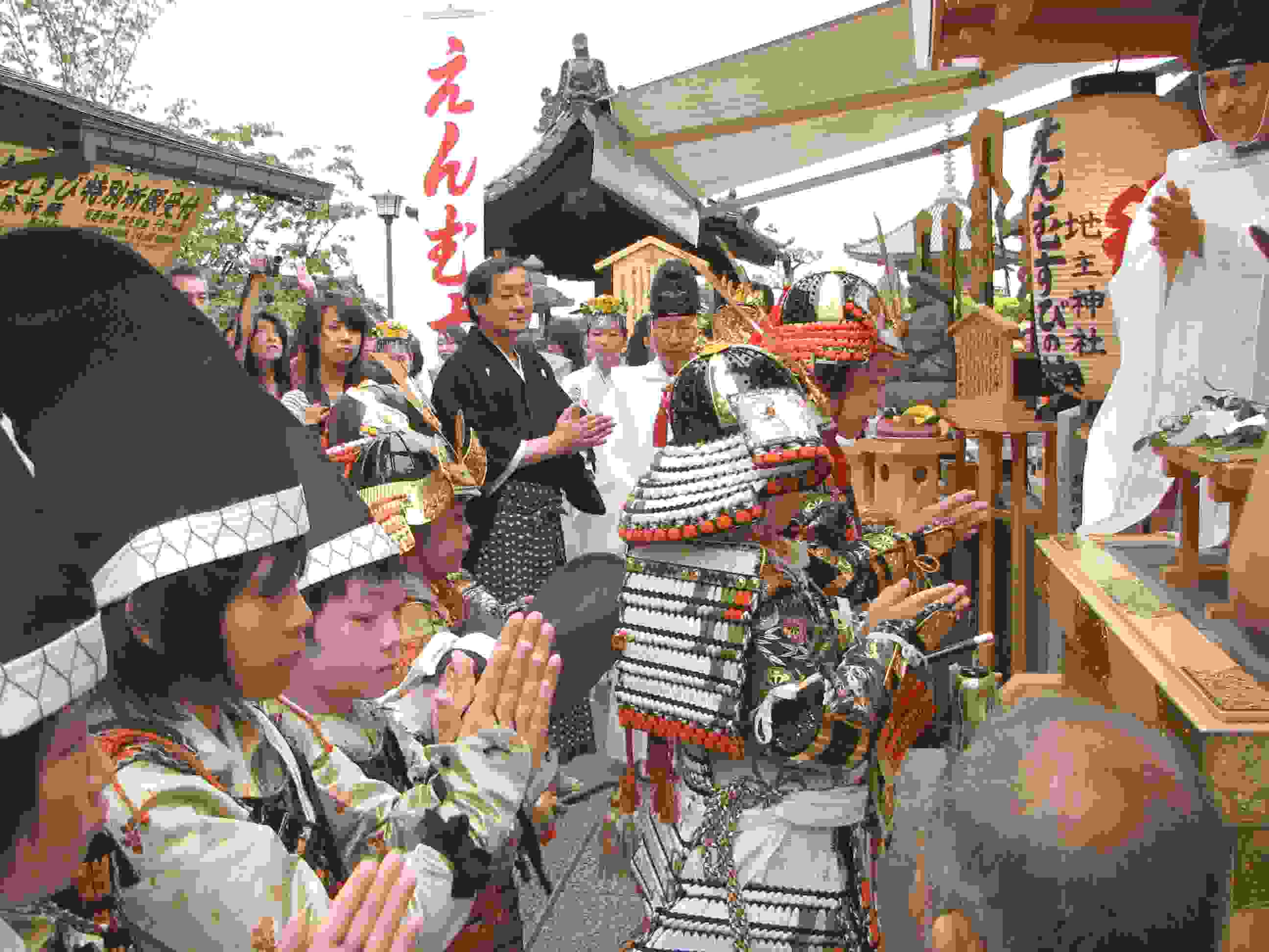 例大祭 武者 稚児 拝礼