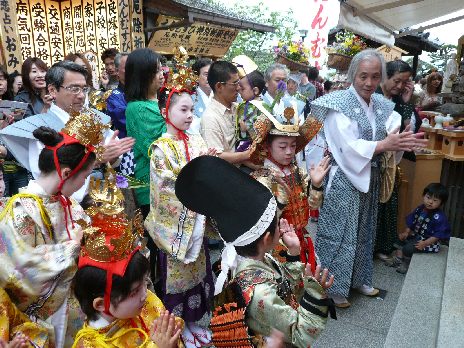 例大祭 地主祭り 武者 稚児拝礼