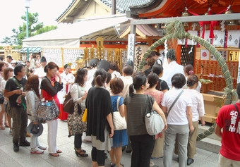 夏越しの大祓祭 茅の輪くぐり 人形（ひとがた）祓い