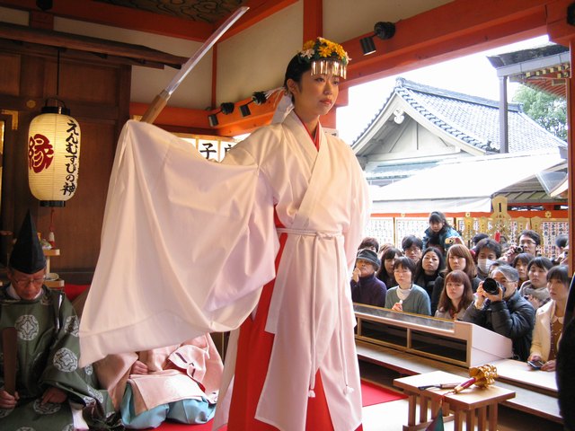 地主神社 もみじ祭り　「剣の舞」