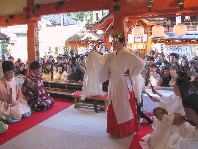 地主神社 もみじ祭り　「剣の舞」