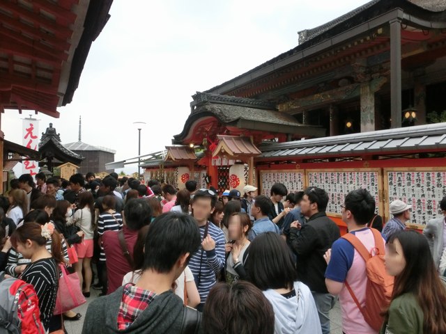 地主神社ご本殿前"