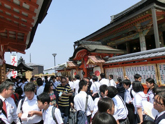 地主神社ご本殿前"