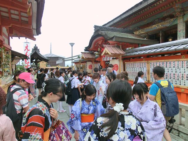 地主神社ご本殿前