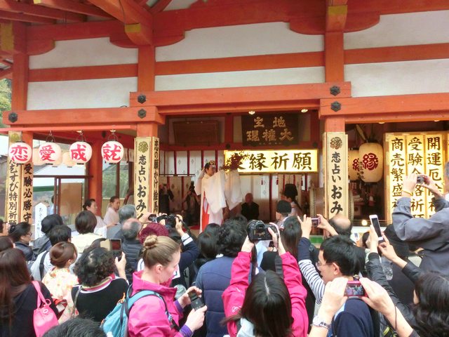 地主神社 もみじ祭り　神楽「もみじの舞」