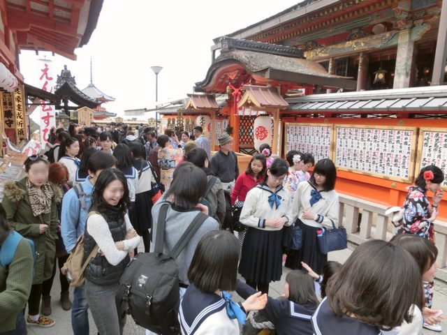 地主神社本殿前