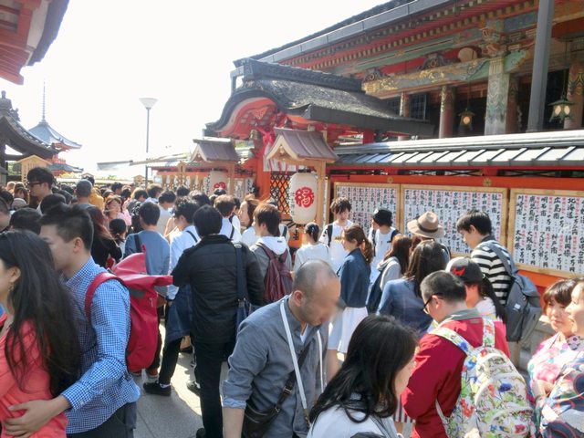 地主神社本殿前