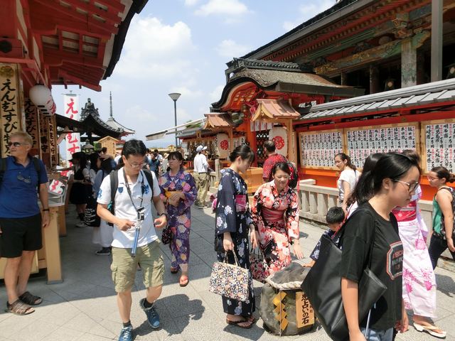 地主神社境内